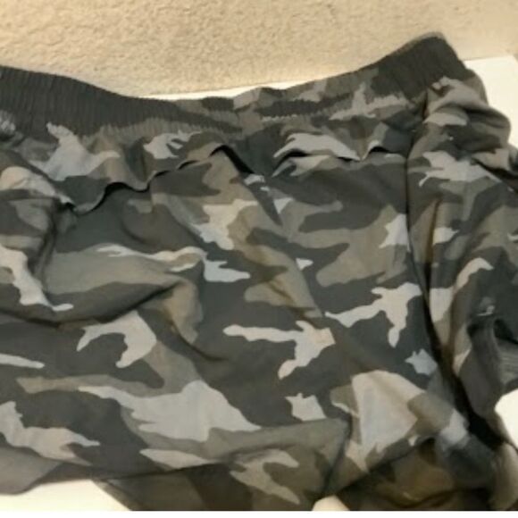 Athleta Printed Mesh Racer Run Lined 4” Black Camo Shorts L EUC - Picture 4 of 4